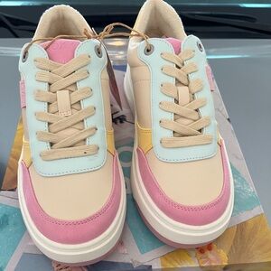 ROXY NWT casual tennis shoes super cute